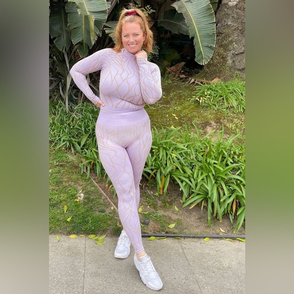 Fabletics Courtney Seamless Long-Sleeve frosted lilac Top and pants suit Size L - Picture 2 of 12